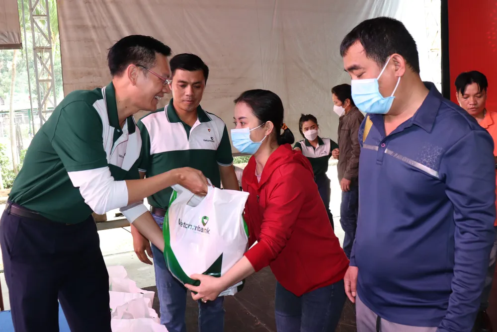 Ngoài được về quê miễn phí trên chuyến xe nghĩa tình, công nhân còn được nhận phần quà chăm lo Ngoài được về quê miễn phí trên chuyến xe nghĩa tình, công nhân còn được nhận phần quà chăm lo