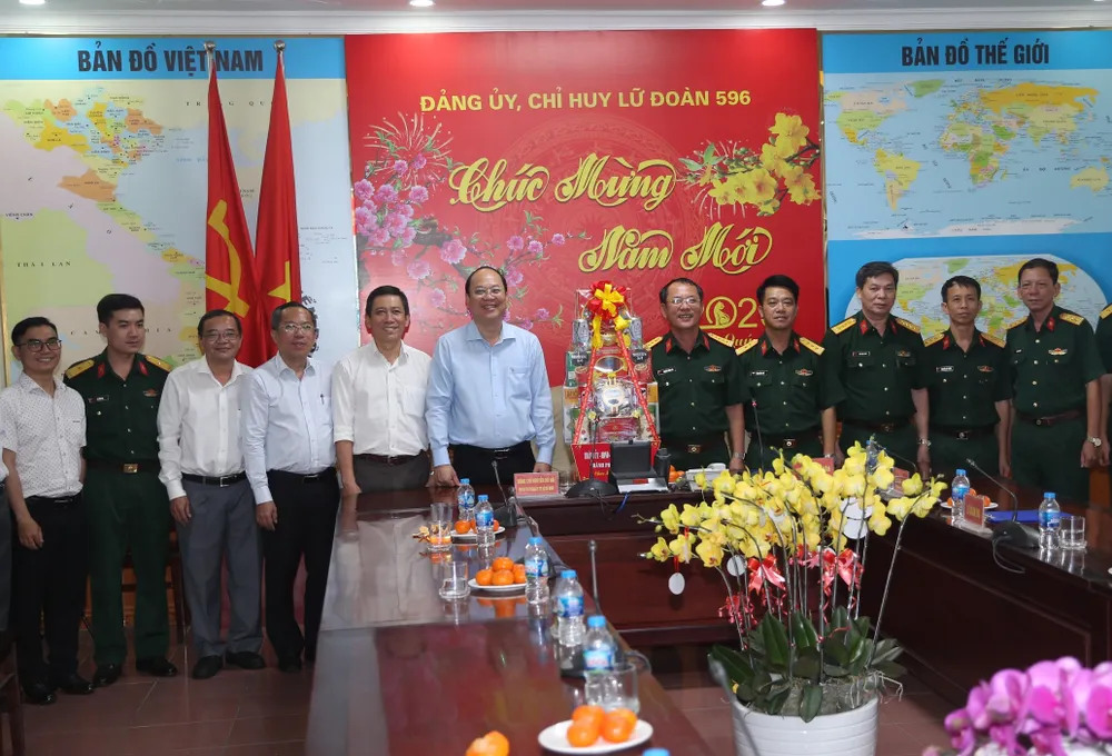 Đoàn đến thăm Lữ đoàn Thông tin 596