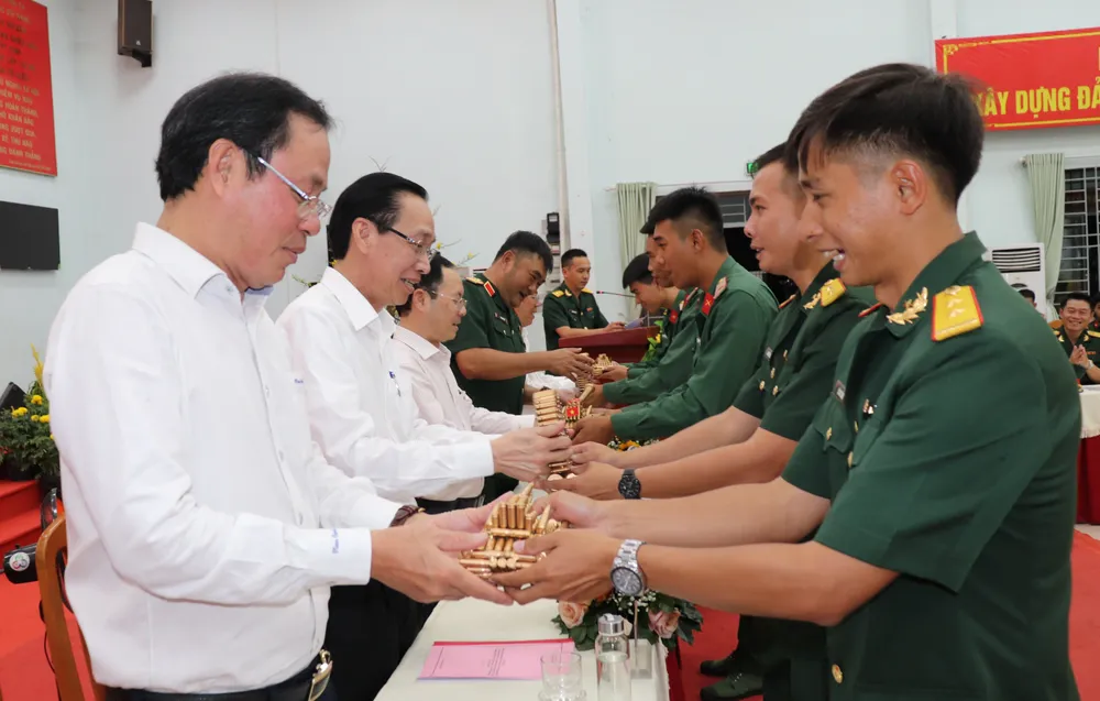 Chiến sĩ Trung đoàn Gia Định tặng món quà thủ công do cán bộ, chiến sĩ đơn vị thực hiện đến lãnh đạo TPHCM Chiến sĩ Trung đoàn Gia Định tặng món quà thủ công do cán bộ, chiến sĩ đơn vị thực hiện đến lãnh đạo TPHCM