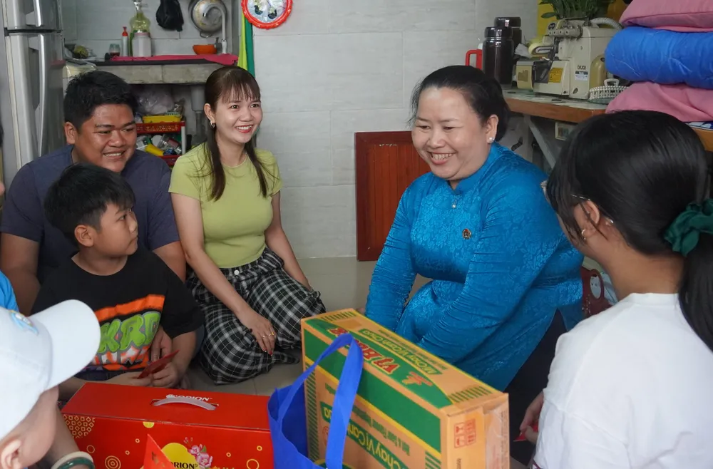 Lãnh đạo LĐLĐ TPHCM đến khu nhà trọ chúc mừng năm mới gia đình công nhân Lãnh đạo LĐLĐ TPHCM đến khu nhà trọ chúc mừng năm mới gia đình công nhân