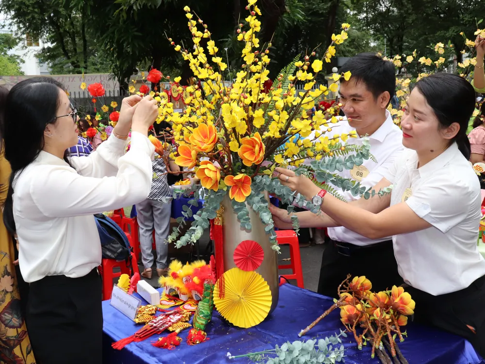 Các cấp công đoàn tổ chức hội thi làm cành mai, cành đào ngày tết đã tạo không khí vui tươi trong người lao động Các cấp công đoàn tổ chức hội thi làm cành mai, cành đào ngày tết đã tạo không khí vui tươi trong người lao động
