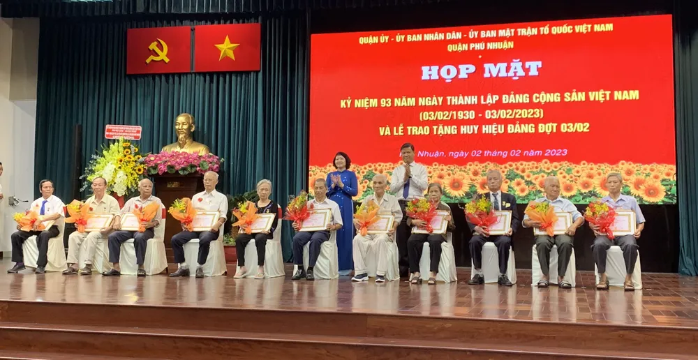 Trong đợt này, quận Phú Nhuận có 83 đảng viên được nhận Huy hiệu Đảng. Ảnh: THÁI PHƯƠNG