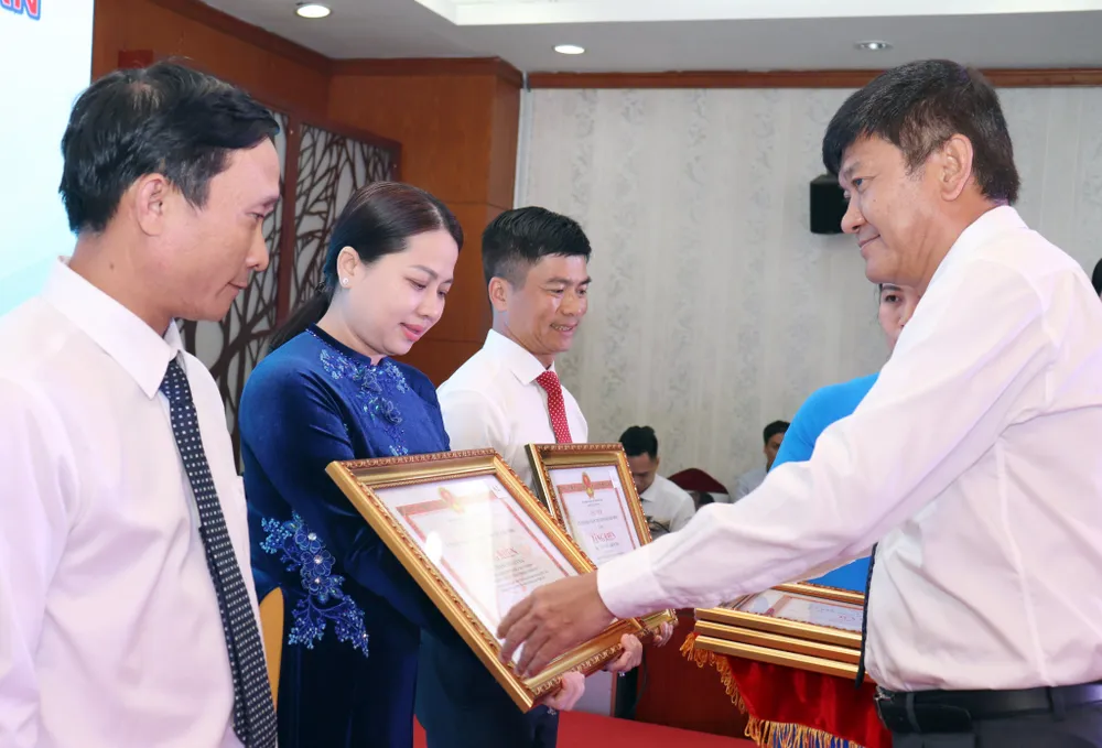 UBND TPHCM tặng bằng khen cho các cá nhân