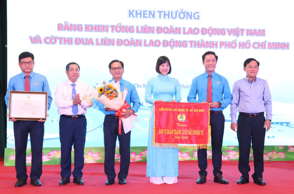 Tập thể, cá nhân nhận Cờ thi đua và bằng khen của Tổng Liên đoàn Lao động Việt Nam