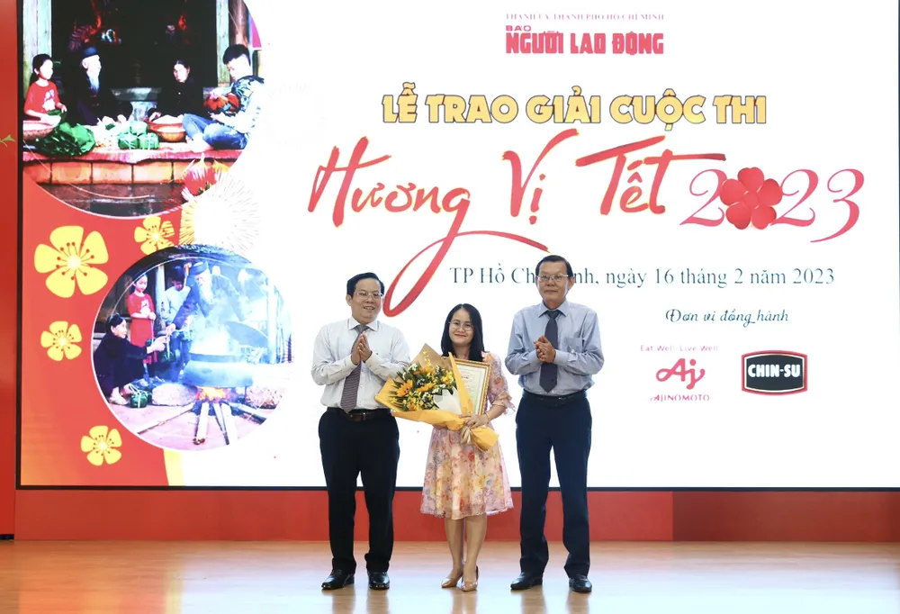 Chủ tịch Hội Nhà báo TPHCM Nguyễn Tấn Phong chúc mừng tác giả Như Hiền đọat giải nhất cuộc thi