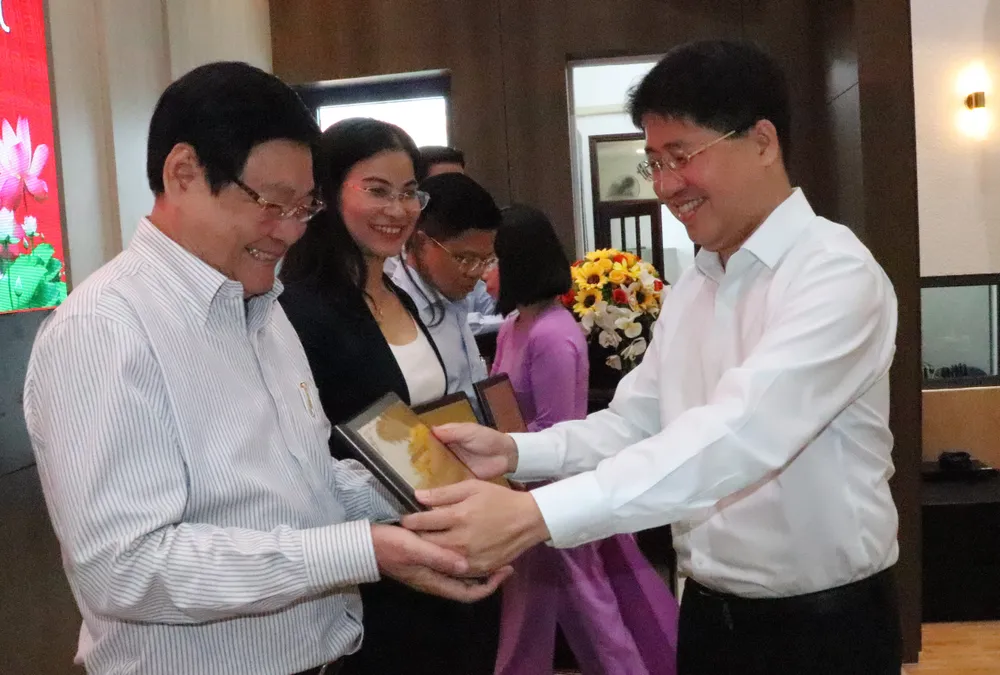 Bí thư Quận ủy quận Phú Nhuận Phạm Hồng Sơn biểu dương tập thể lãnh đạo quản lý đã có nhiều cố gắng góp phần vào thành tích chung của Đảng bộ quận năm 2022