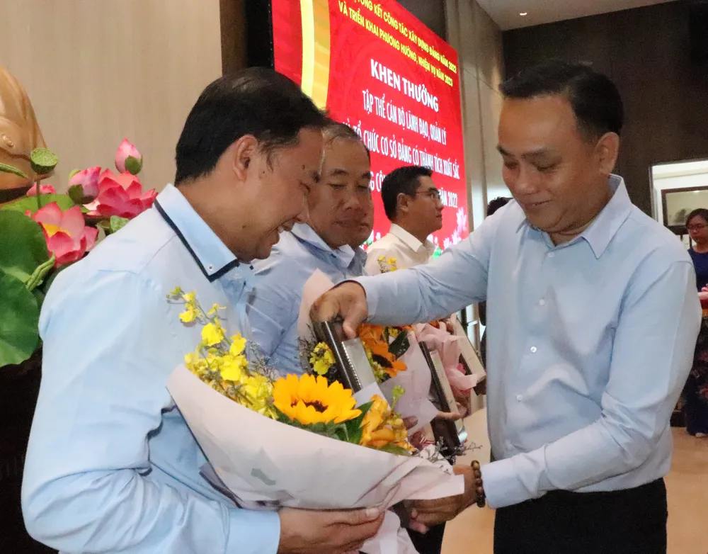 Chủ tịch UBND quận Phú Nhuận Nguyễn Đông Tùng biểu dương các tập thể tiêu biểu