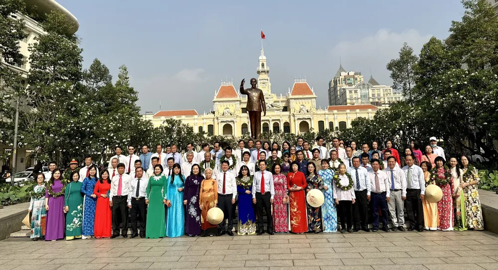 Các đại biểu chụp hình kỷ niệm tại Tượng đài Chủ tịch Hồ Chí Minh Các đại biểu chụp hình kỷ niệm tại Tượng đài Chủ tịch Hồ Chí Minh