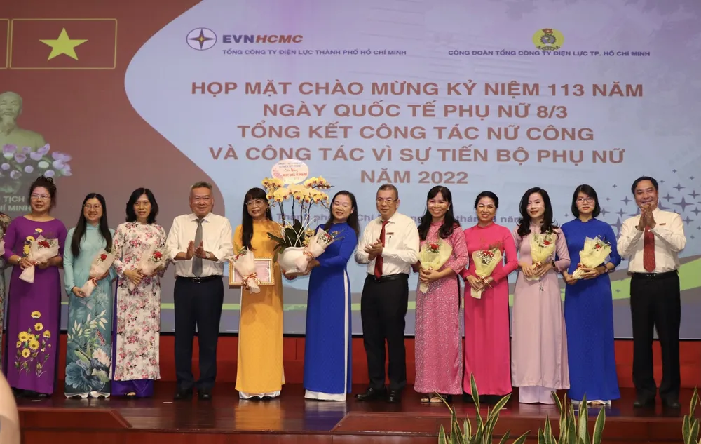 Lãnh đạo Tổng Công ty Điện lực TPHCM chúc mừng nữ lao động đơn vị Lãnh đạo Tổng Công ty Điện lực TPHCM chúc mừng nữ lao động đơn vị