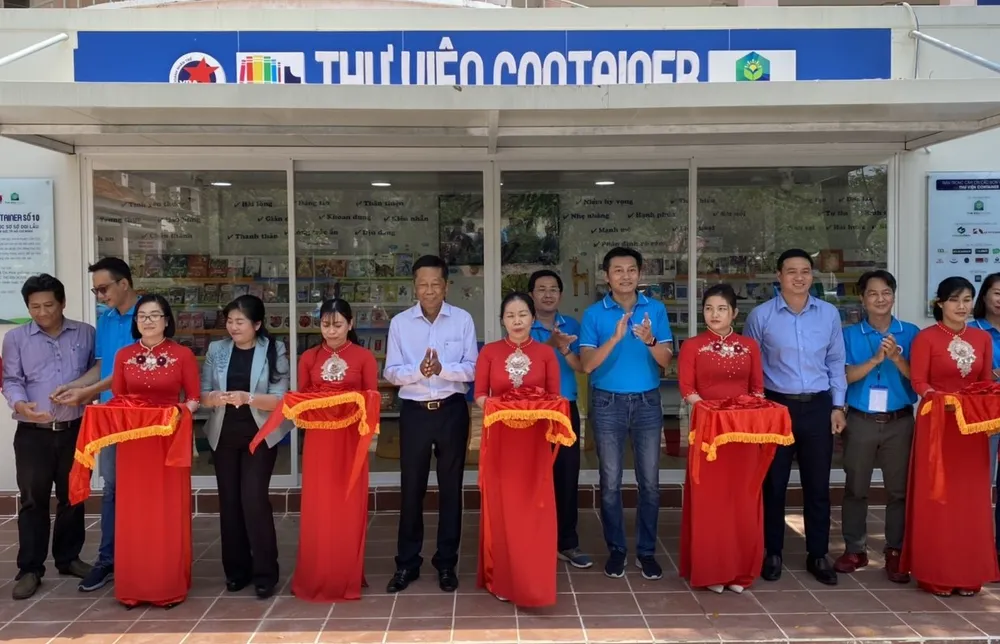 Các doanh nhân cắt băng khánh thành thư viện container thứ 10 tại huyện Cần Giờ