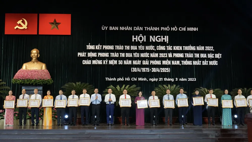 Bí thư Thành ủy TPHCM Nguyễn Văn Nên và Chủ tịch UBND TPHCM Phan Văn Mãi trao Bằng khen đến các tập thể, cá nhân. Ảnh: HOÀNG HÙNG