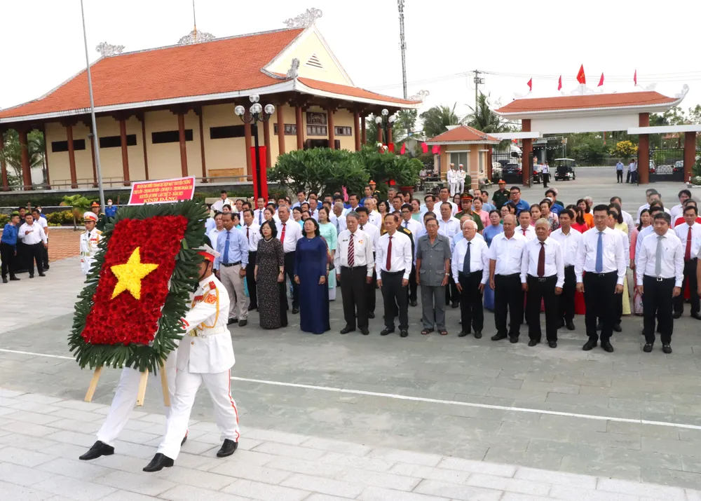 Các đại biểu dâng hoa tại Khu Di tích lịch sử Láng Le – Bàu Cò