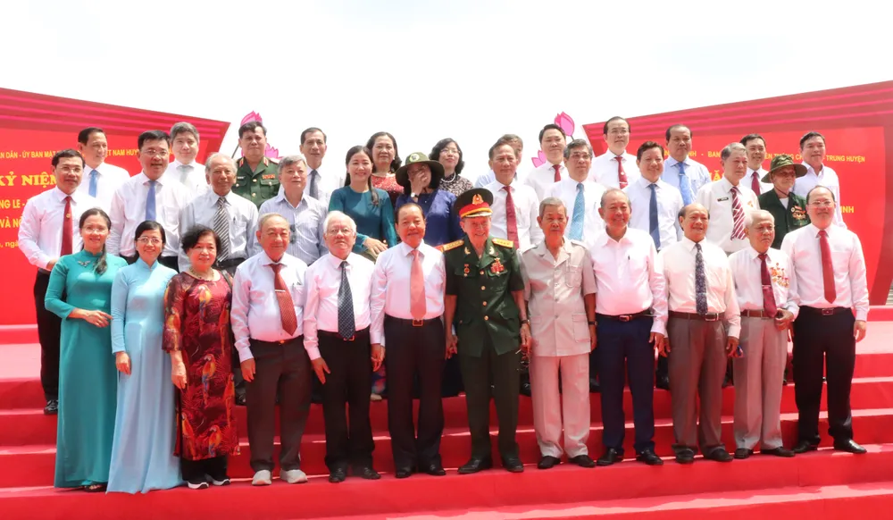 Các đồng chí nguyên lãnh đạo, lãnh đạo TPHCM, tỉnh Long An và các đại biểu trong ngày họp mặt