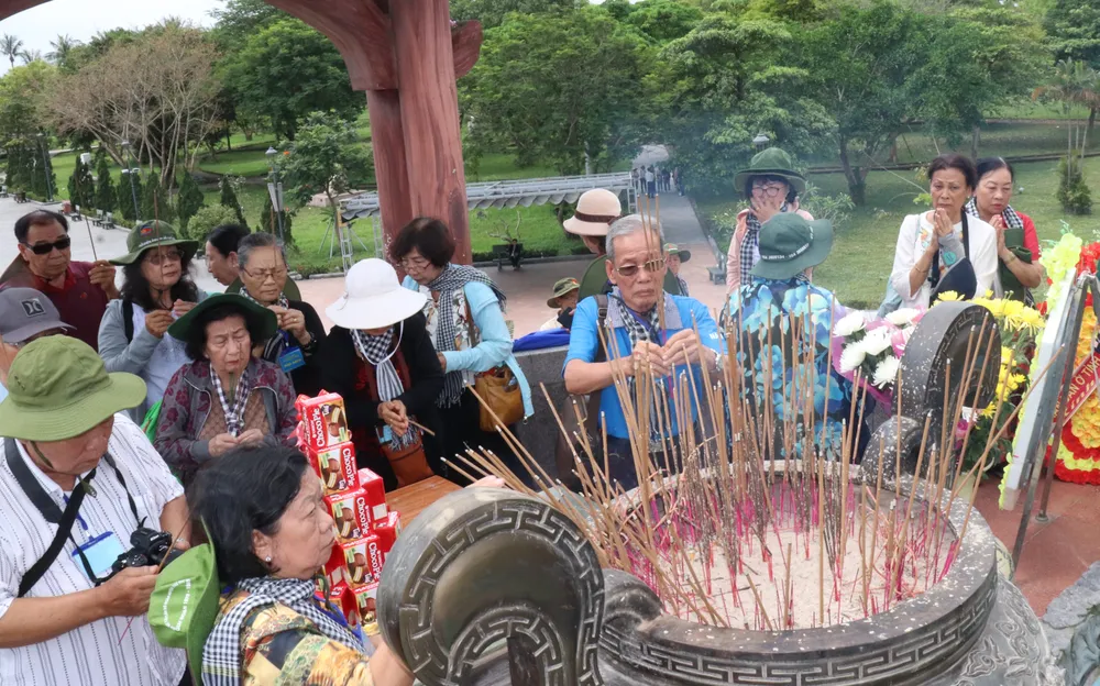 Các cựu tù chính trị, tù binh TPHCM dâng hương tưởng nhớ anh hùng, liệt sĩ hy sinh tại Thành cổ Quảng Trị