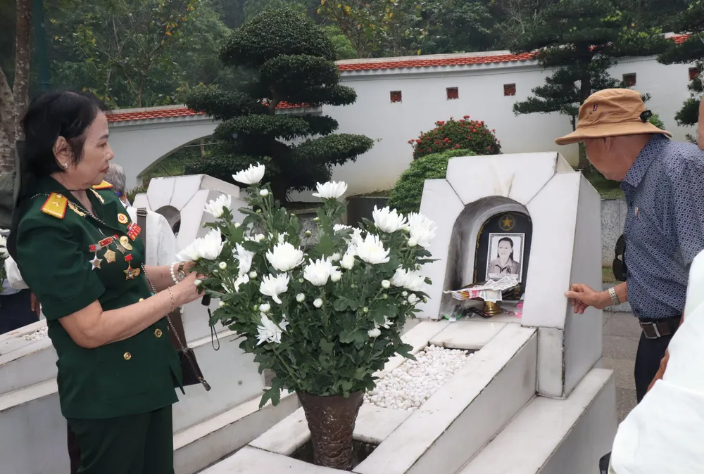 Nữ cựu tù TPHCM dâng bó hoa cúc trắng tưởng nhớ 10 nữ thanh niên xung phong hy sinh tại Ngã Ba Đồng Lộc