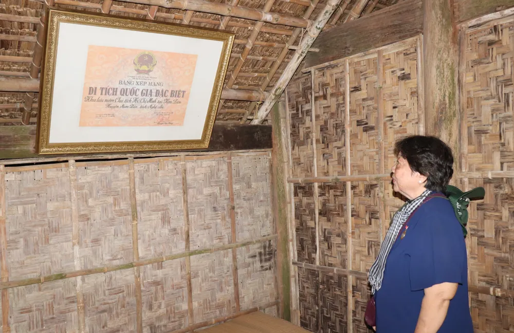 Nữ cựu tù Côn Đảo Nguyễn Kim Hương xúc động khi lần đầu được đến thăm quê hương Bác