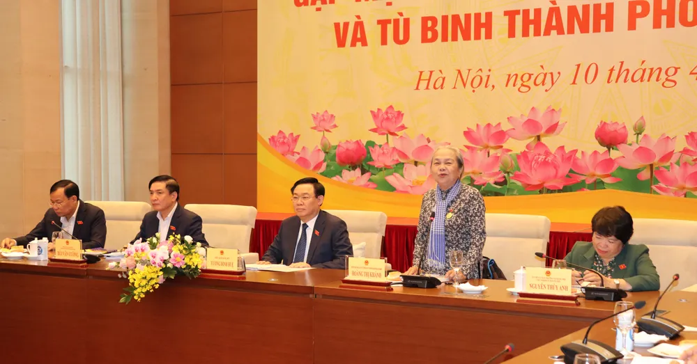 Bà Hoàng Thị Khánh phát biểu tại buổi gặp Chủ tịch Quốc hội Vương Đình Huệ