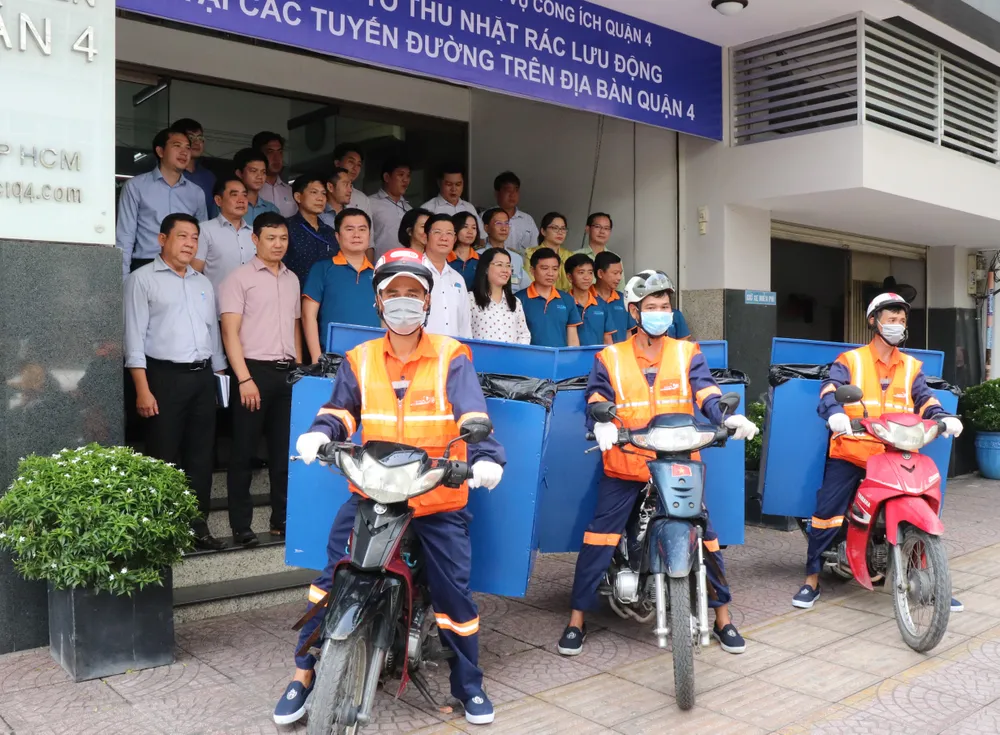Tổ nhặt rác lưu động quận 4 trong ngày ra mắt