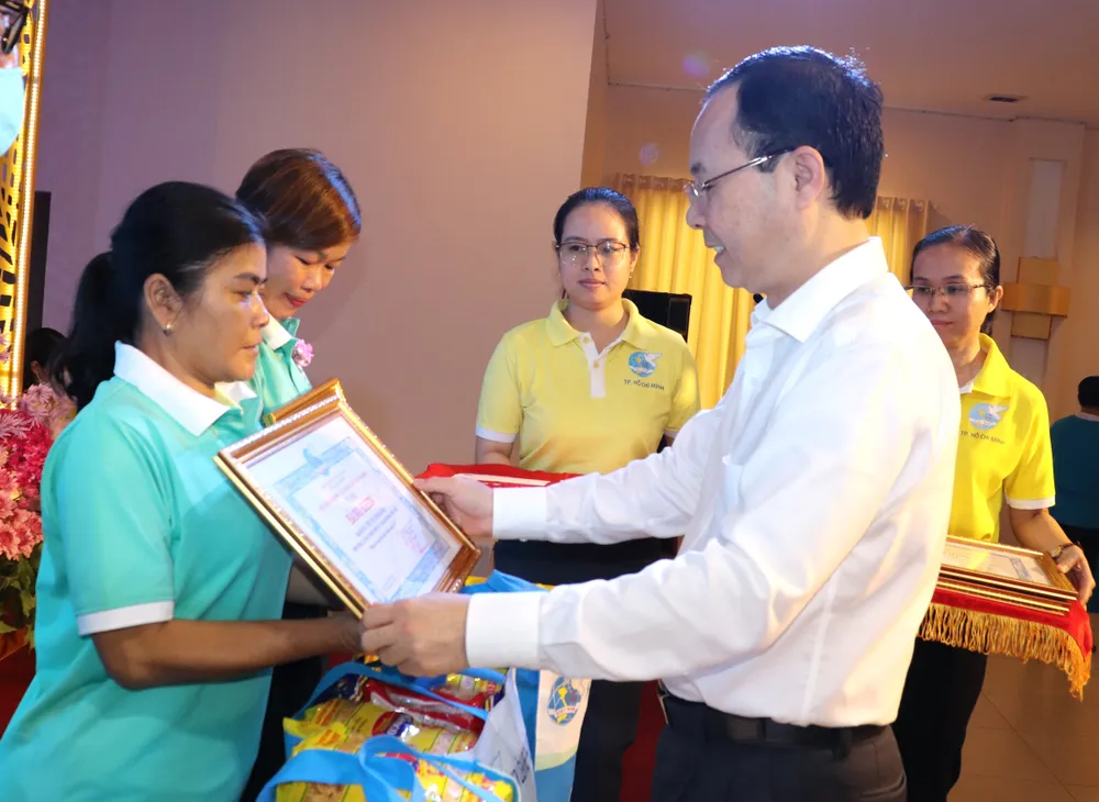 Phó Bí thư Thành ủy TPHCM Nguyễn Văn Hiếu tặng bằng khen biểu dương phụ nữ khuyết tật tiêu biểu