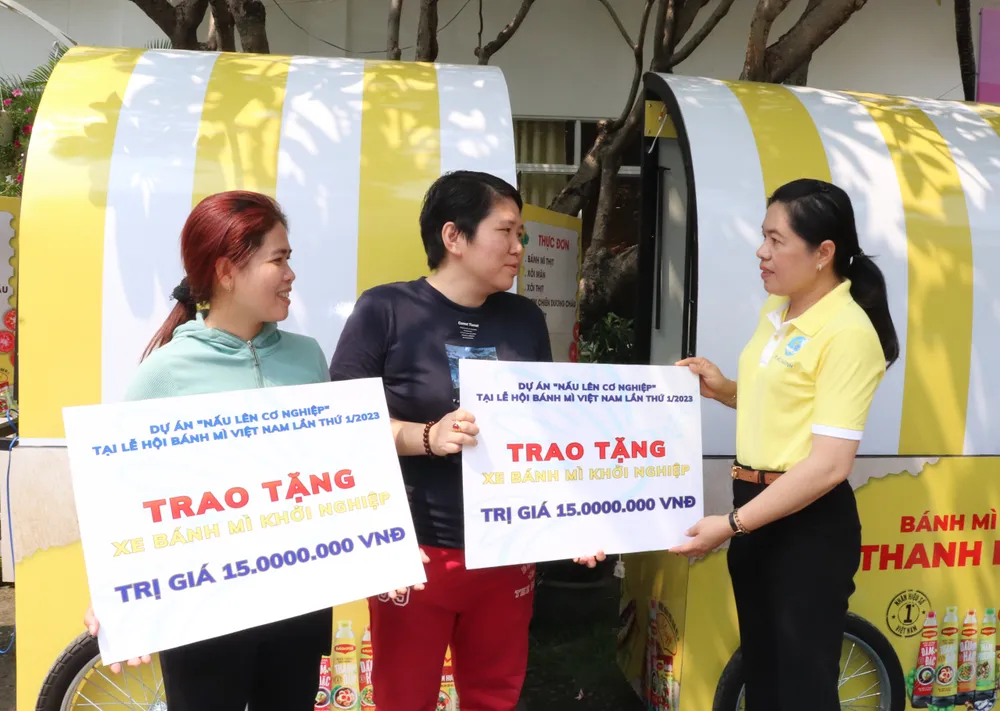 Trao phương tiện sinh kế đến phụ nữ khuyết tật