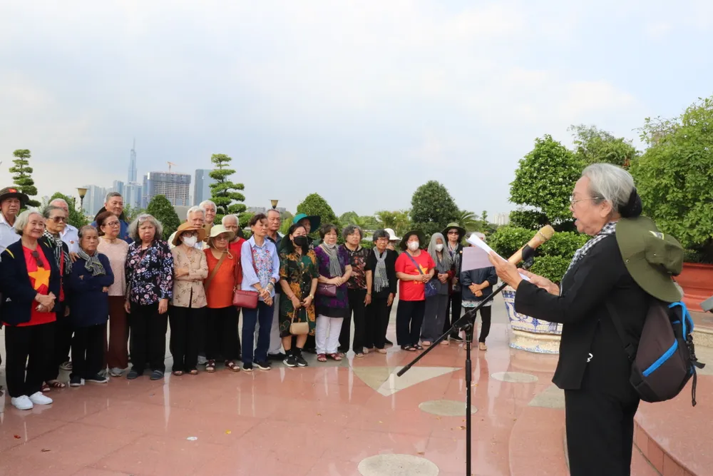 Bà Hoàng Thị Khánh báo cáo với Bác về chuyến "Hành trình theo chân Bác" tại Bến Nhà Rồng chiều 24-4. Ảnh: THÁI PHƯƠNG