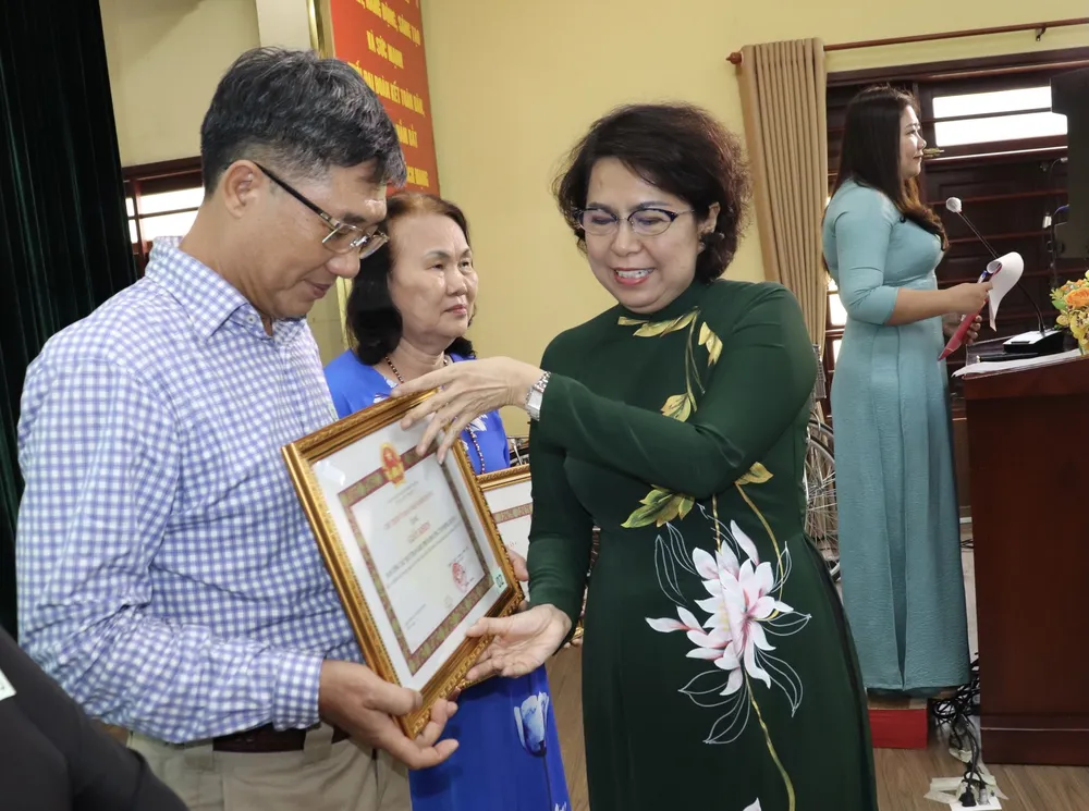 Bí thư Quận ủy quận 1 Tô Thị Bích Châu tặng Giấy khen cho các tập thể