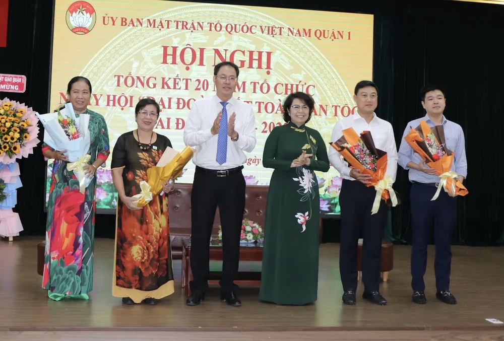 Đồng chí Tô Thị Bích Châu và đồng chí Nguyễn Thành Trung tặng hoa biểu dương các tập thể, cá nhân có cách làm hay trong tổ chức Ngày hội đại đoàn kết toàn dân tộc