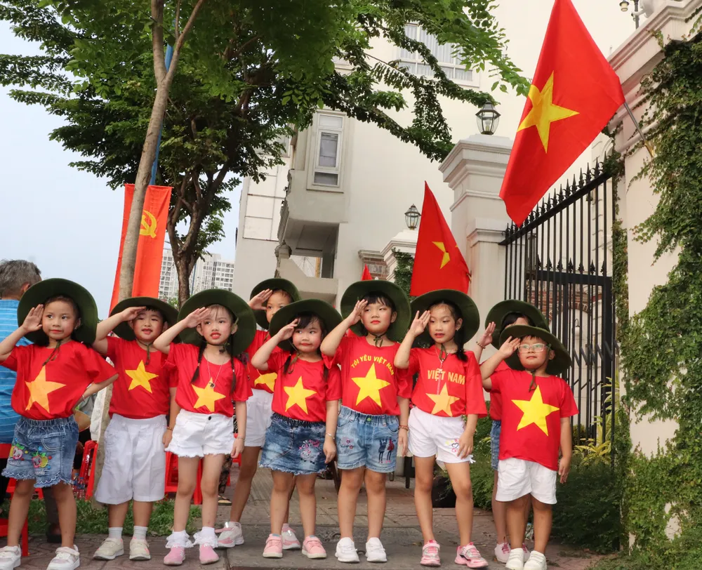 Các em thiếu nhi tạo dáng chụp ảnh bên "Đường cờ Tổ quốc" Các em thiếu nhi tạo dáng chụp ảnh bên "Đường cờ Tổ quốc"