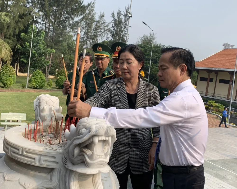 Các thành viên trong đoàn dâng hương tại Khu Di tích lịch sử Láng Le – Bàu Cò