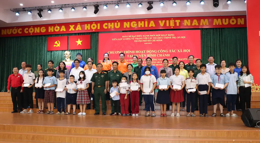 Chương trình trao quà chăm lo trẻ mồ côi do dịch Covid-19