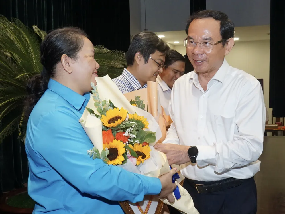 Bí thư Thành ủy TPHCM Nguyễn Văn Nên trao bằng khen cho các tập thể có cách làm hay. Ảnh: HOÀNG HÙNG