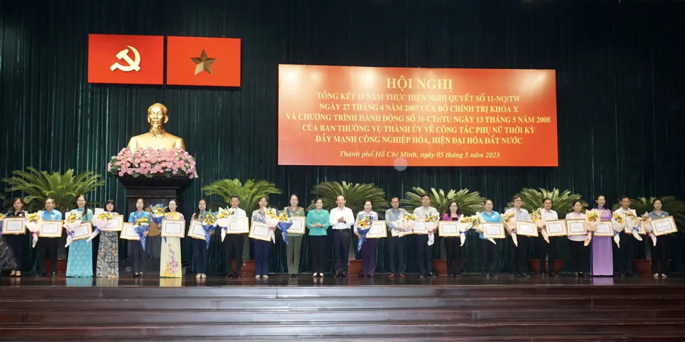 Các tập thể có thành tích xuất sắc trong thực hiện Nghị quyết số 11 và Chương trình hành động số 31 được tuyên dương. Ảnh: HOÀNG HÙNG