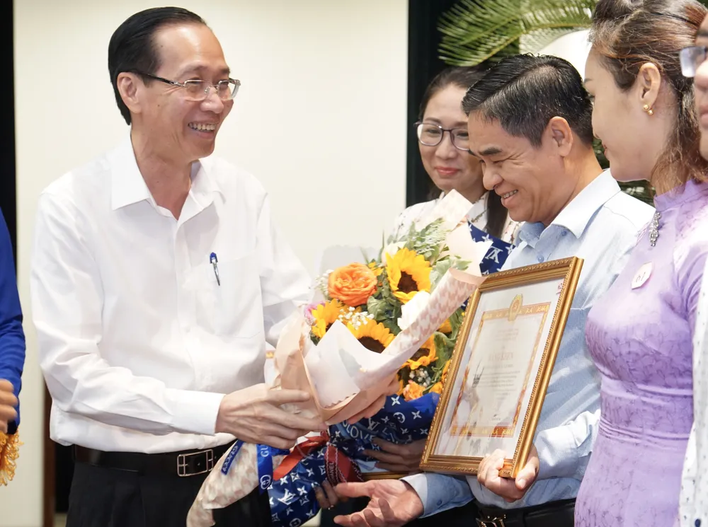 Đồng chí Lê Thanh Liêm, Trưởng Ban Nội chính Thành ủy TPHCM trao bằng khen các tập thể. Ảnh: HOÀNG HÙNG