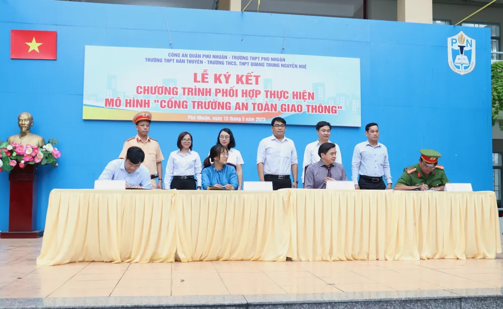 Các đơn vị ký kết phối hợp thực hiện mô hình "Cổng trường an toàn giao thông"