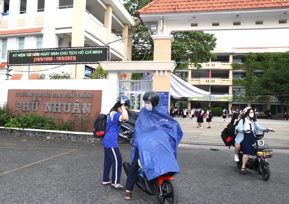 Phụ huynh và học sinh nghiêm chỉnh chấp hành đội mũ bảo hiểm khi tham gia giao thông