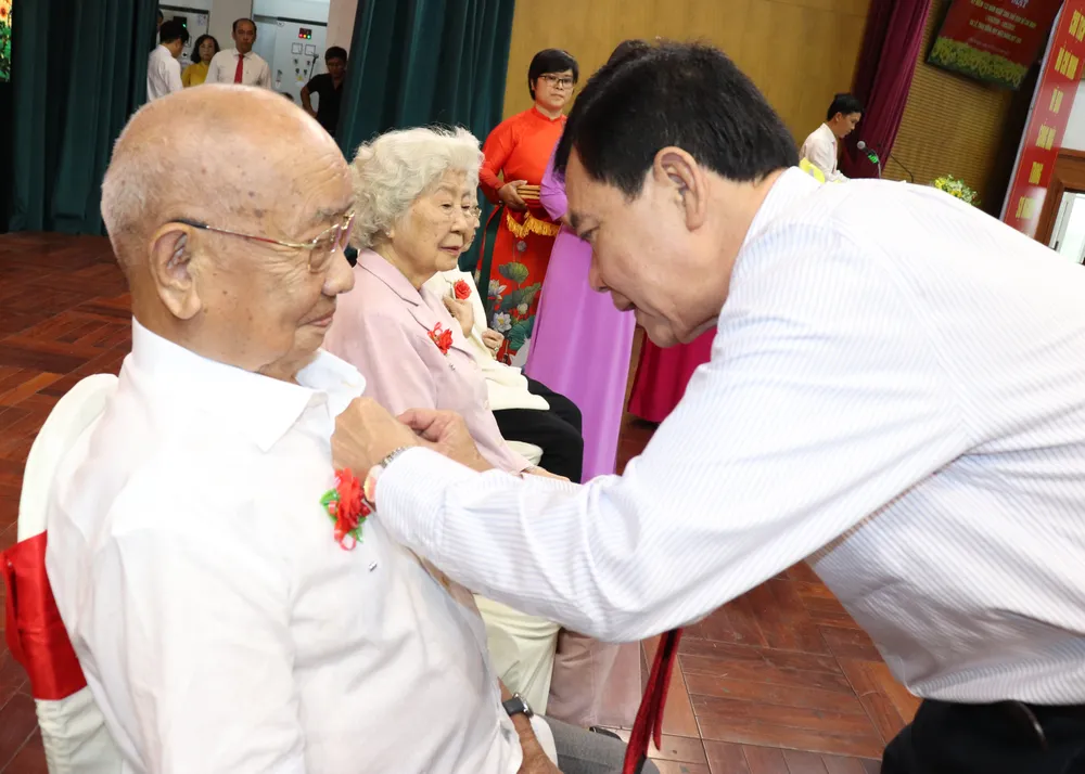 Đồng chí Huỳnh Đăng Linh gắn Huy hiệu 75 năm tuổi Đảng cho đảng viên cao tuổi Đồng chí Huỳnh Đăng Linh gắn Huy hiệu 75 năm tuổi Đảng cho đảng viên cao tuổi