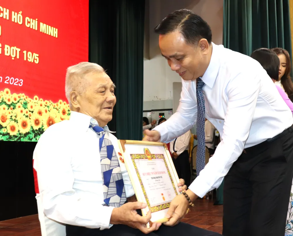 Chủ tịch UBND quận Phú Nhuận Nguyễn Đông Tùng trao Huy hiệu 70 năm tuổi Đảng đến đảng viên Trương Nguyên Tuệ Chủ tịch UBND quận Phú Nhuận Nguyễn Đông Tùng trao Huy hiệu 70 năm tuổi Đảng đến đảng viên Trương Nguyên Tuệ