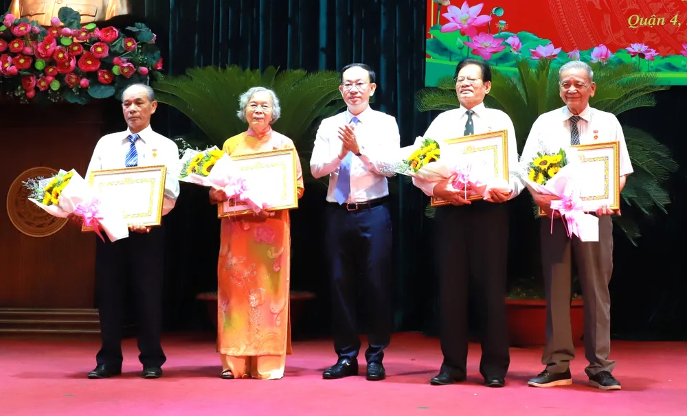 Bí thư Quận ủy quận 4 Nguyễn Quốc Thái trao Huy hiệu Đảng đến các đảng viên