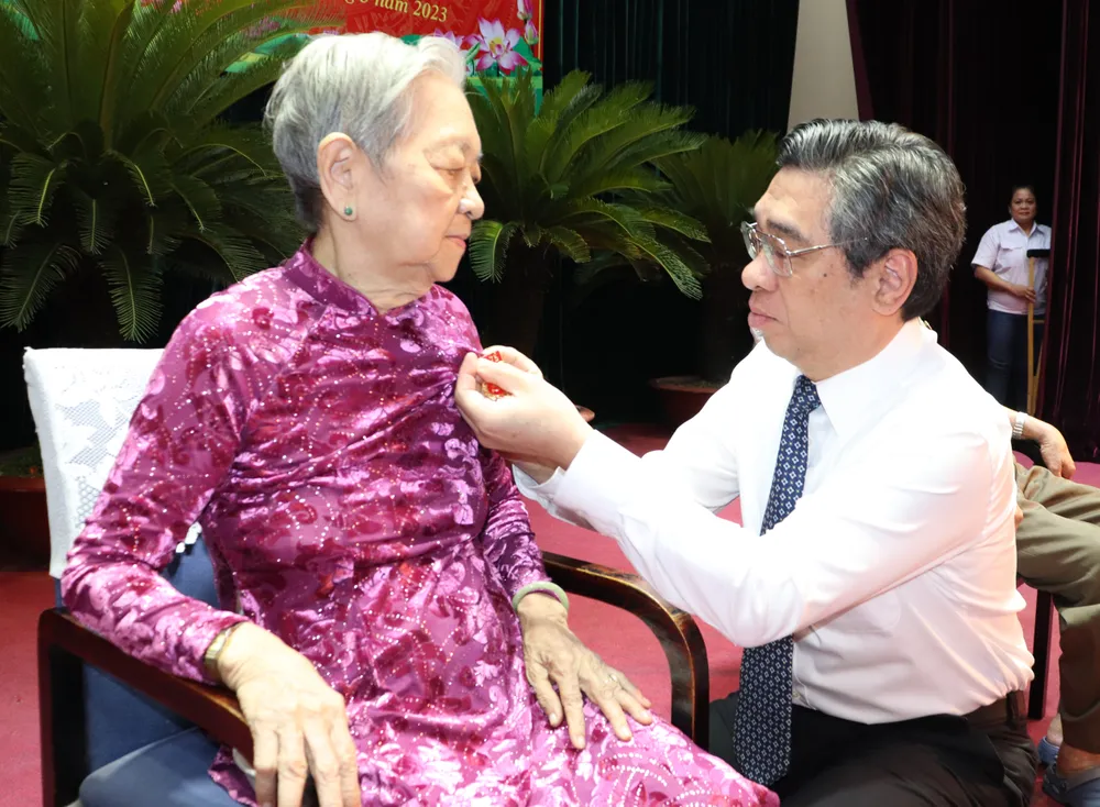 Trưởng Ban Tổ chức Thành ủy TPHCM Nguyễn Phước Lộc gắn Huy hiệu 75 năm tuổi Đảng đến đảng viên Nguyễn Thị Hồng Hạnh