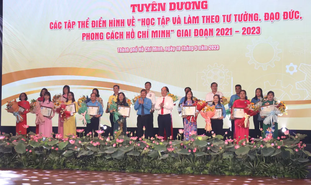 Đồng chí Trần Thanh Hải và đồng chí Nguyễn Hồ Hải biểu dương các tập thể có thành tích xuất sắc trong học tập Bác