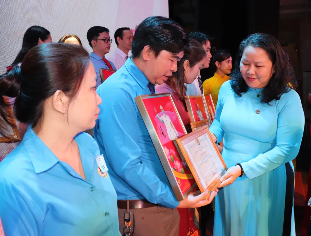 Phó Chủ tịch Liên đoàn Lao động TPHCM Lê Thị Kim Thúy biểu dương tập thể có thành tích trong học tập Bác