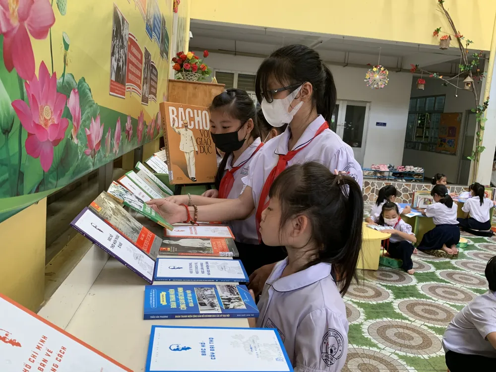 Học sinh tìm hiểu về cuộc đời Chủ tịch Hồ Chí Minh