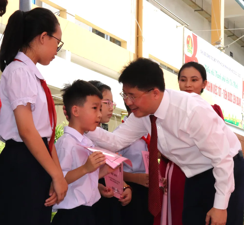 Bí thư Quận ủy quận Phú Nhuận Phạm Hồng Sơn trao học bổng cho học sinh khó khăn