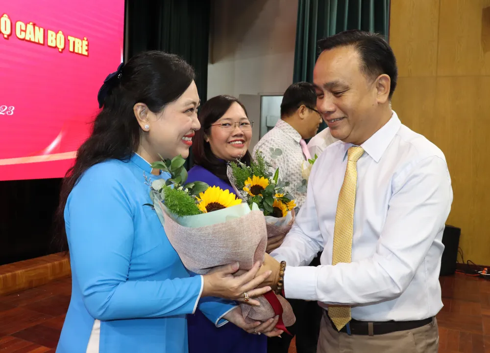 Chủ tịch UBND quận Phú Nhuận Nguyễn Đông Tùng chúc mừng Ban Chủ nhiệm CLB cán bộ trẻ quận Phú Nhuận