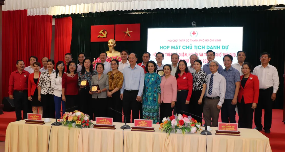 Đồng chí Bùi Thị Hòa, đồng chí Nguyễn Hồ Hải cùng các Chủ tịch danh dự Hội Chữ thập đỏ tại buổi họp mặt