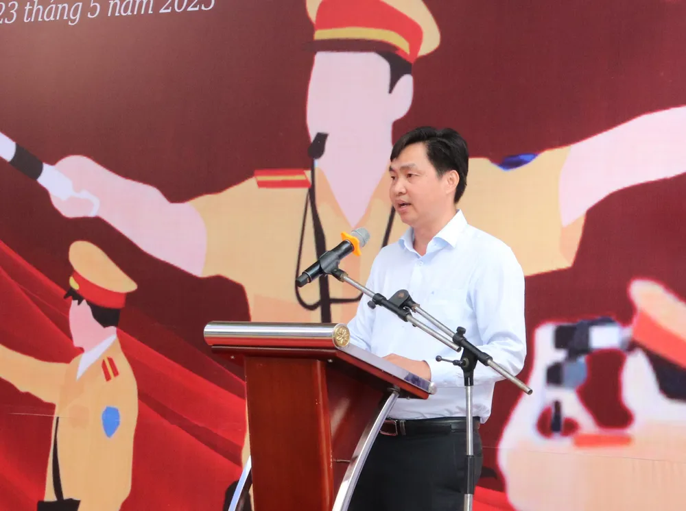 Phó Chủ tịch UBND quận Phú Nhuận Trần Quang Sang phát biểu tại lễ ra quân