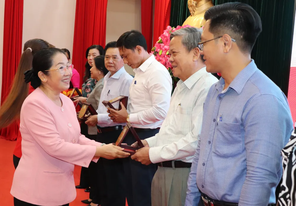 Nguyên Phó Bí thư Thành ủy TPHCM Võ Thị Dung trao biểu trưng đến các Chủ tịch danh dự Hội Chữ thập đỏ quận, huyện và TP Thủ Đức