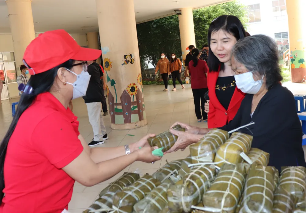 Tặng quà người dân khó khăn dịp Tết Nguyên đán