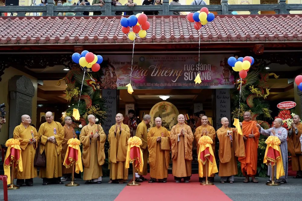 Chư tôn đức cắt băng khai mạc triển lãm. Ảnh: HOÀNG HÙNG