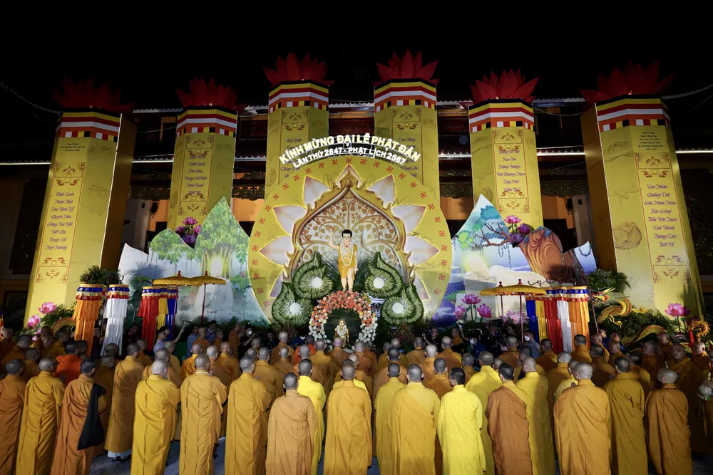 Chư tôn đức thực hiện các nghi thức an vị Phật và thực hiện khóa lễ tụng niệm cúng dường. Ảnh: HOÀNG HÙNG